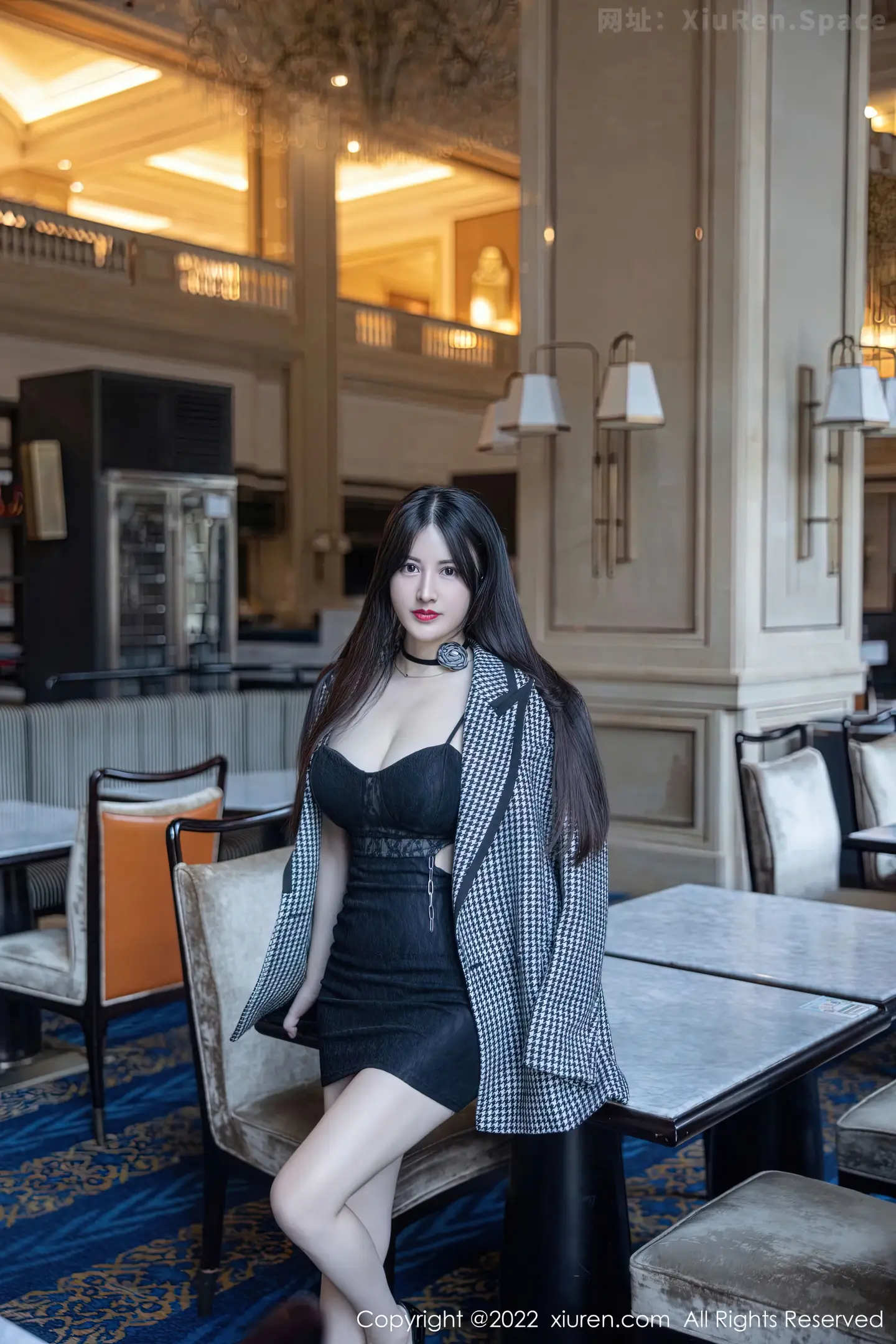 图片[5]-[XiuRen秀人网]2022.12.23 VOL.6039 就是阿朱啊 黑色透视情趣内衣加黑丝美腿性感私房写真集-秀人网官方网站